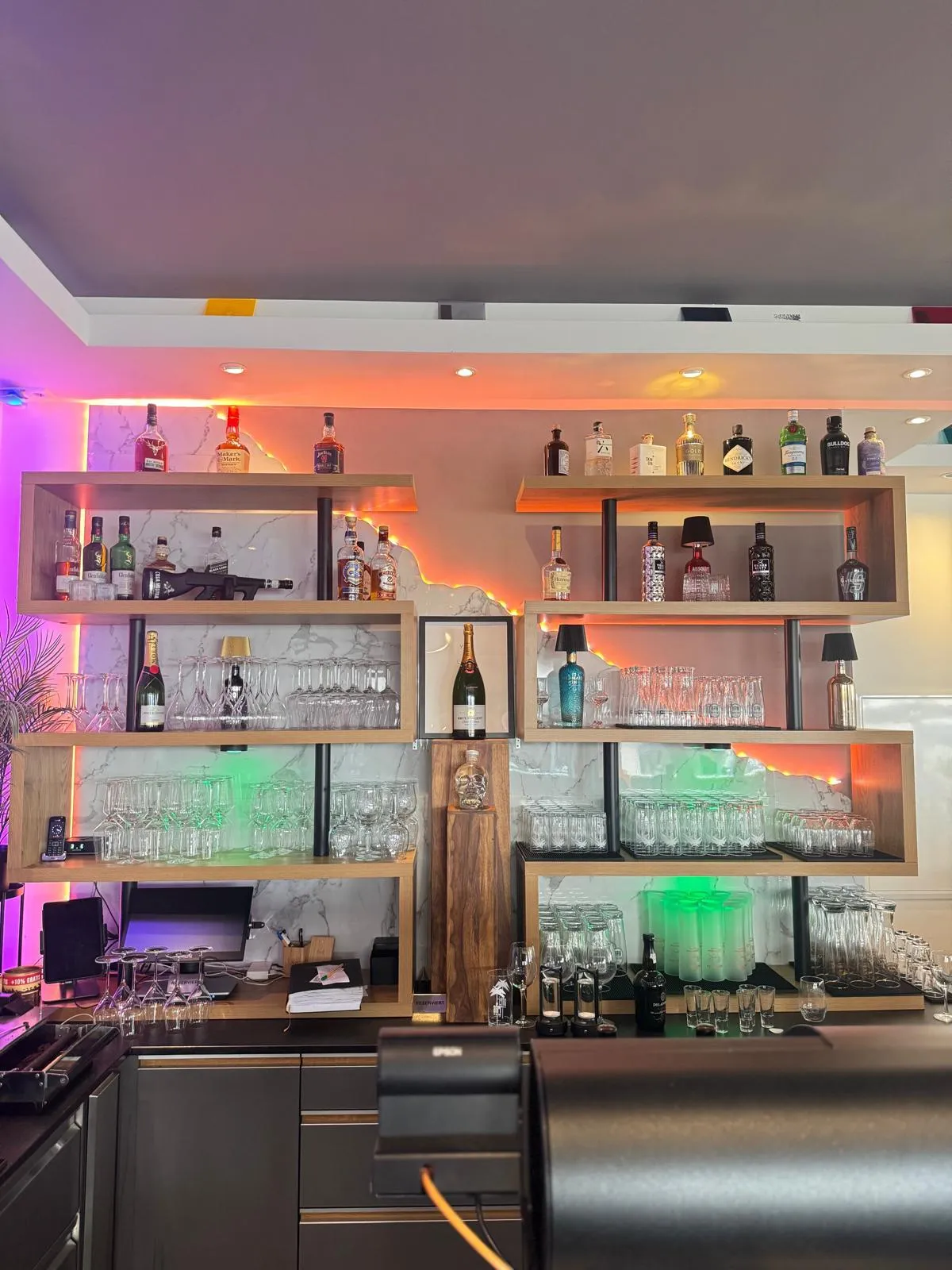 Herzliche Gastfreundschaft und Service an der Bar